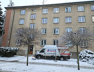 Zateplení stropu bytového domu pomocí foukané izolace